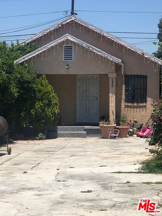 2nd image of 655 E 40th Pl