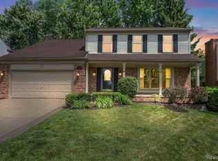 205 Saxon Ct, Rochester Hills, MI 48307