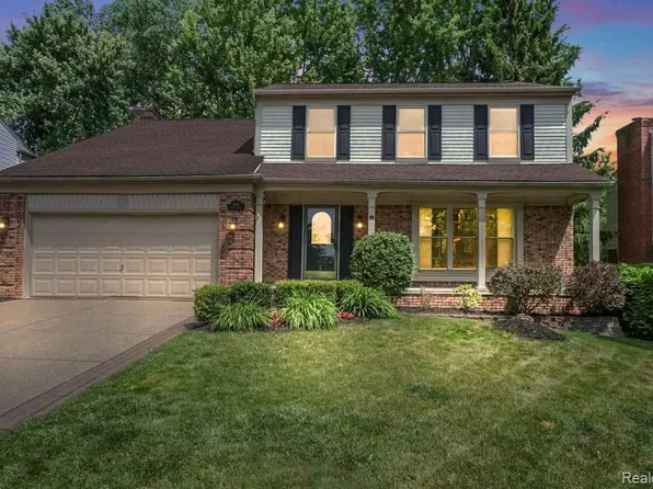 205 Saxon Ct, Rochester Hills, MI 48307