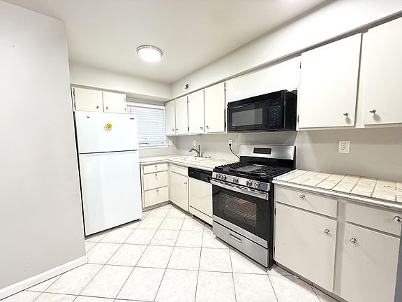 3rd image of 214 Centre Ave