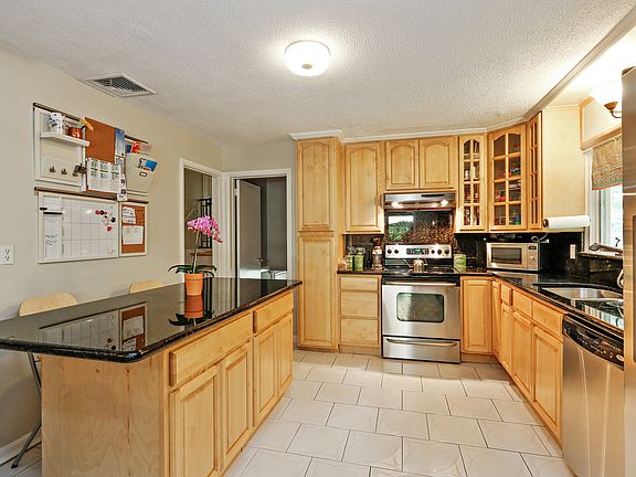 5th image of 39 Birchwood Ln