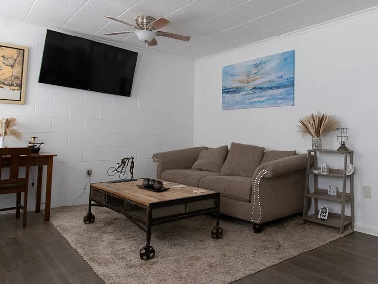 1118 Adams Ave #1SBUILDING-I — Photo 2