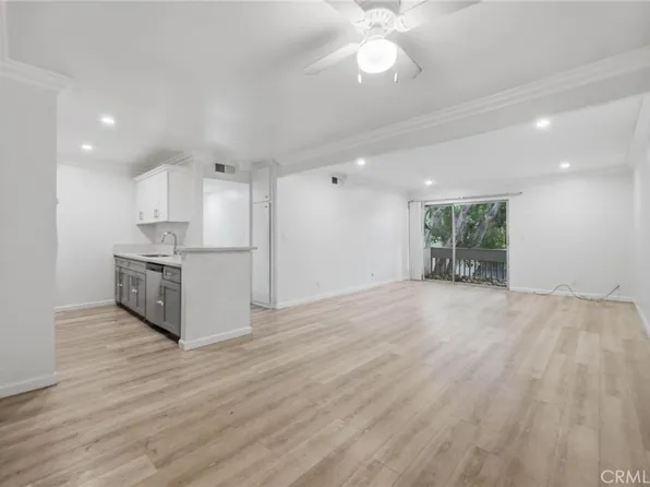 18620 Hatteras St Unit 206, Tarzana, CA 91356