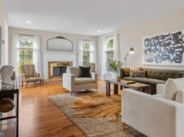 715 Falcon Dr, Glenside, PA 19038