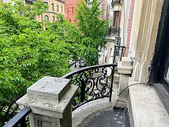 Rented by R New York