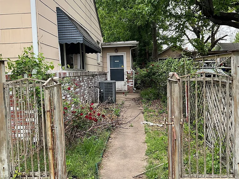 1644 S Knoxville Ave — Photo 21