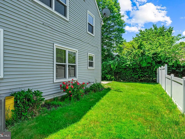 68 Franklin Dr — Photo 32