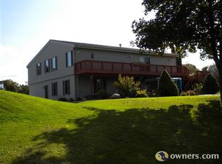 1982 Deerfield Dr, Saukville, WI 53080