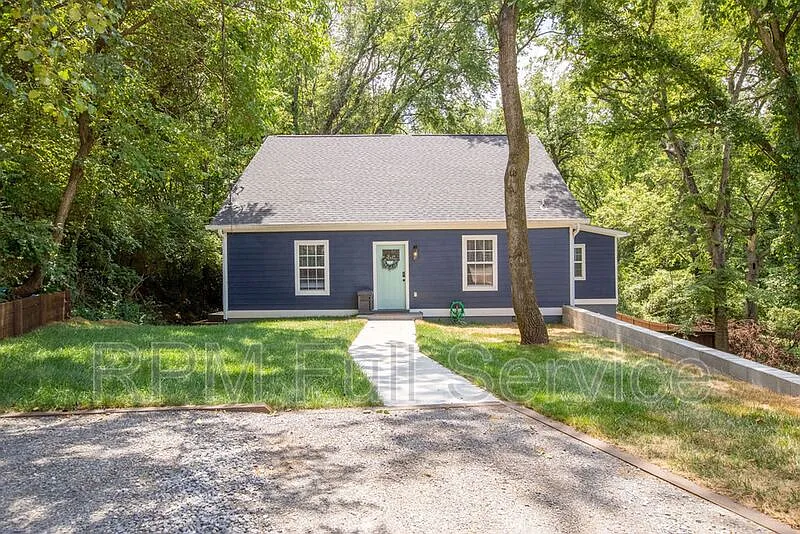 3 bed, 2.0 bath — Photo 3