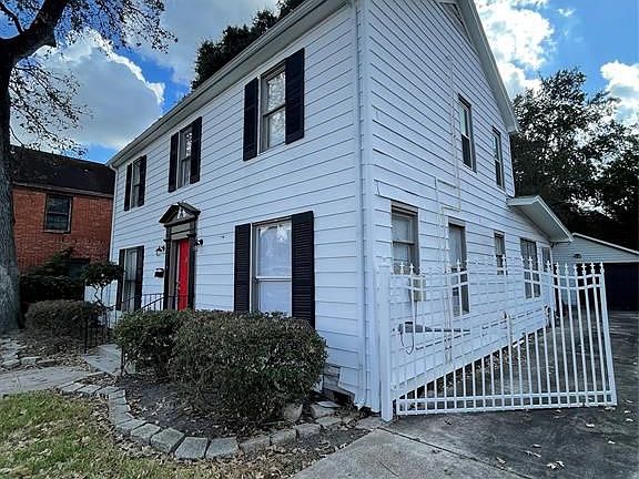 2nd image of 3210 Oakdale St