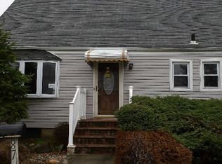 87 Hayes St, Freeport, NY 11520