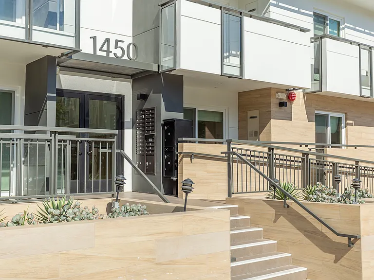 1450 S Barrington Ave — Photo 41