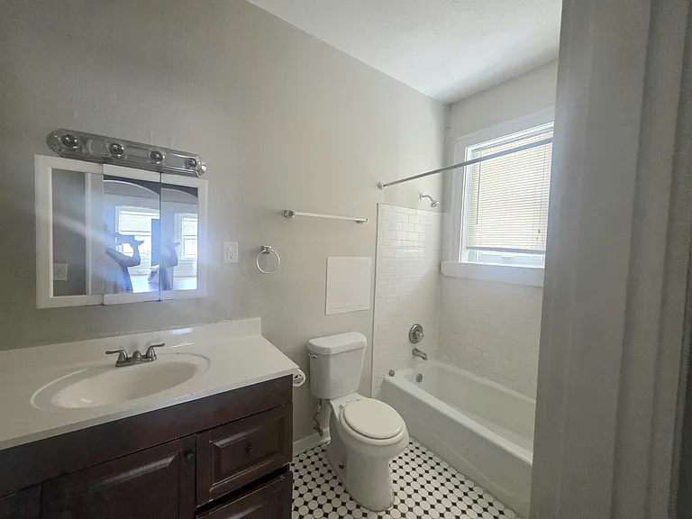 408 Kensington Ct #5 — Photo 6