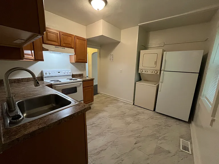 4910 Killam Ave — Photo 4