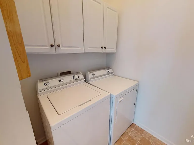 2802 S Knightsbridge Cir — Photo 17