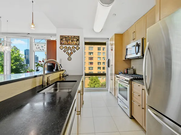 415 Main Street image 2 of 12