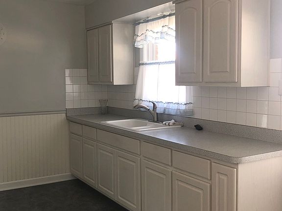 3rd image of 1648 Broadway Ave