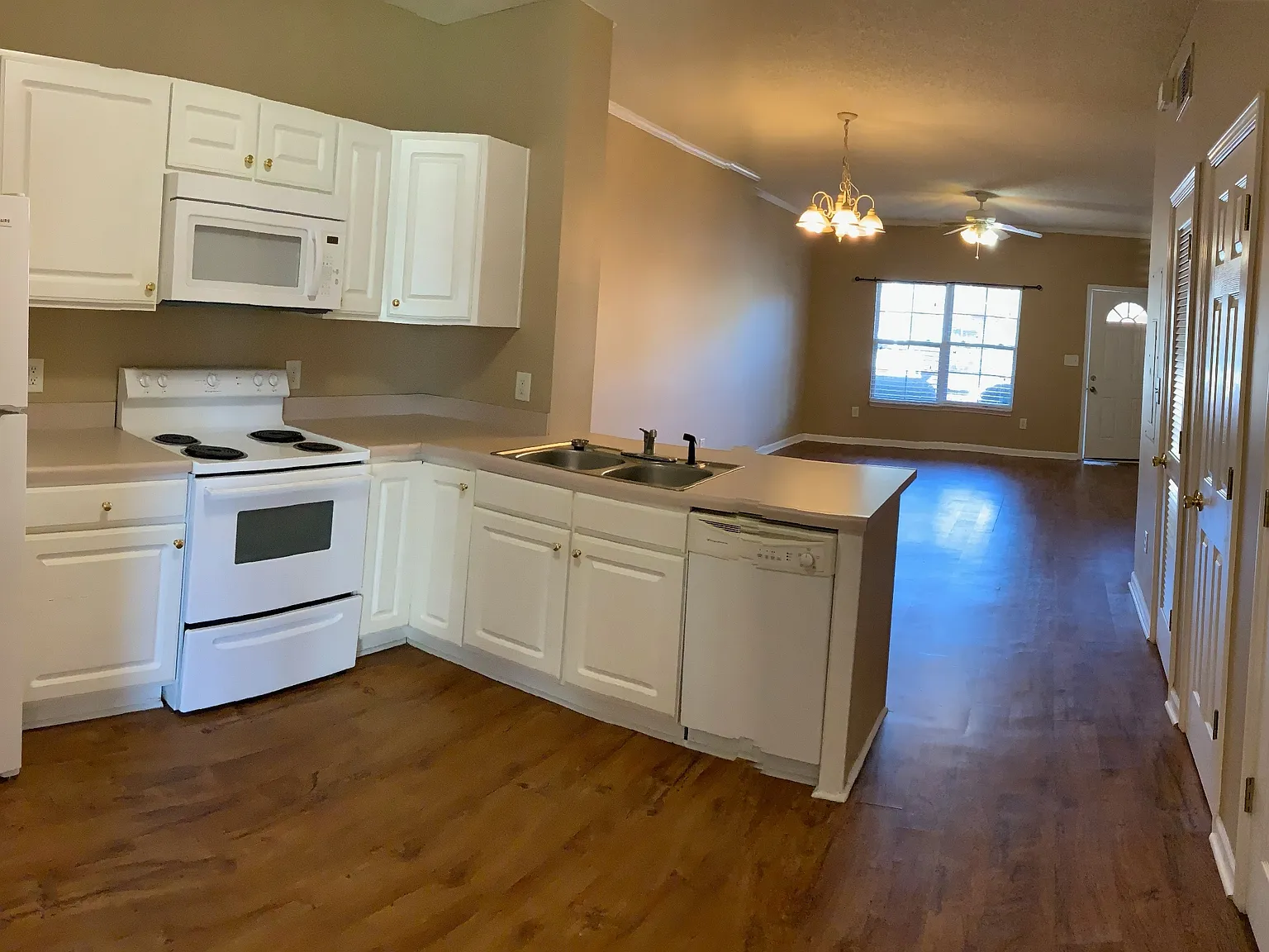241 S Irwin St — Photo 3