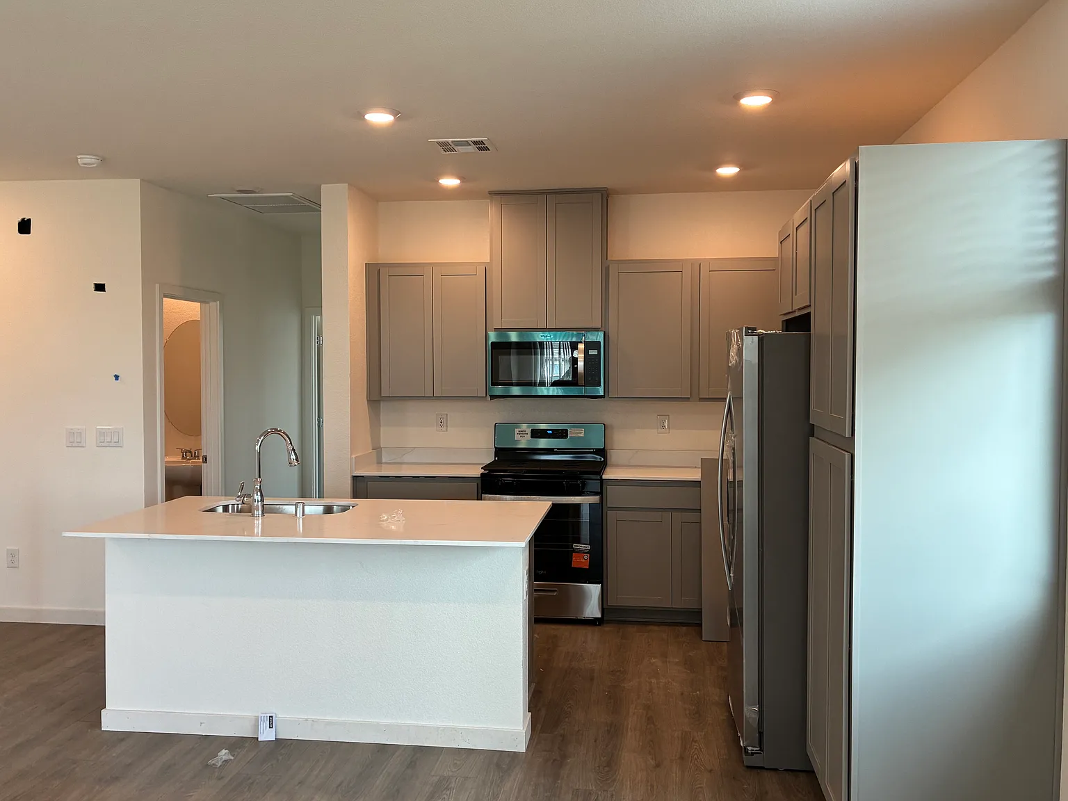 3 bed, 2.5 bath, 1421 sqft, $2,300 — Photo 2