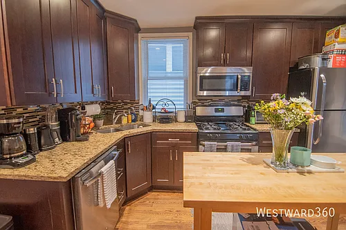 2733 N Wayne Ave Photo 1