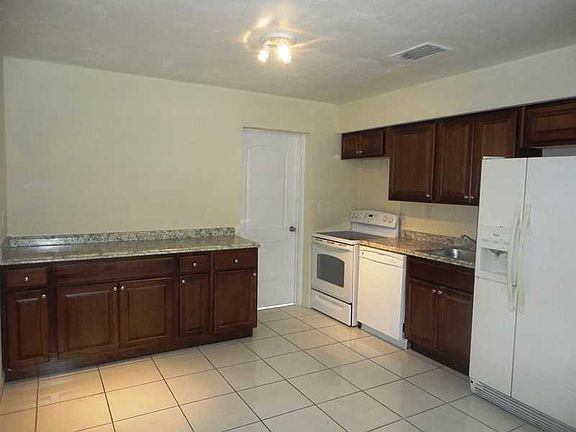 4th image of 16161 NE 18th Ct