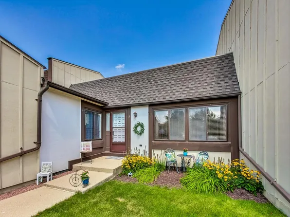 8 Cherrywood Ct, Indian Head Park, IL 60525