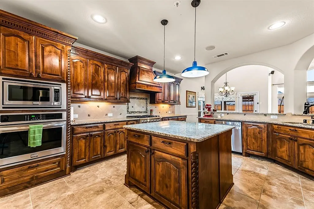 6 bed, 4525 sqft, $3,995 — Photo 4