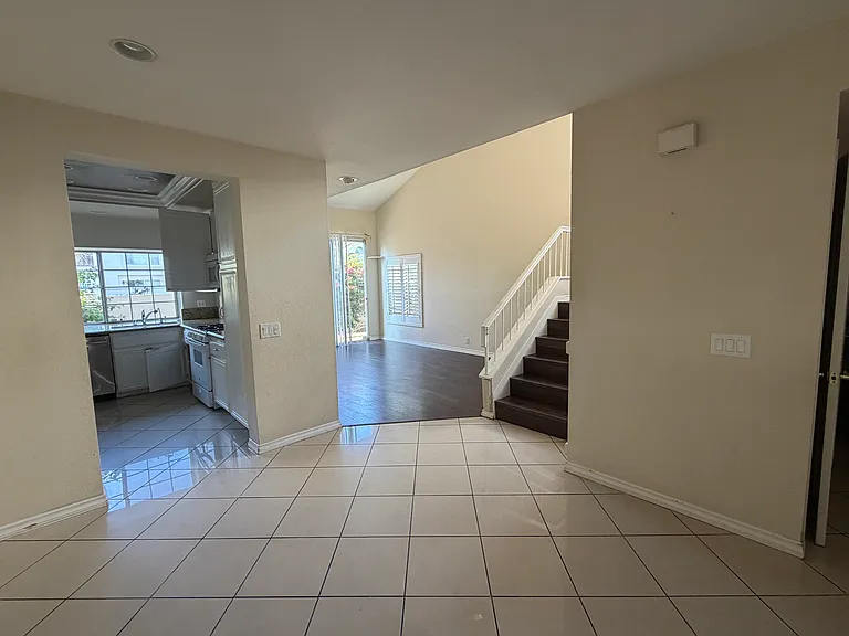 76 Almador — Photo 2