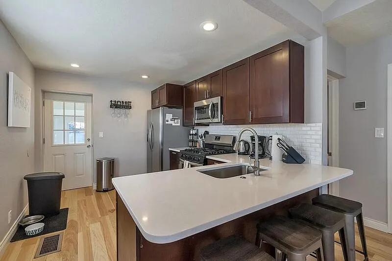 4 bed, 3.0 bath, 1840 sqft, $3,495 — Photo 4
