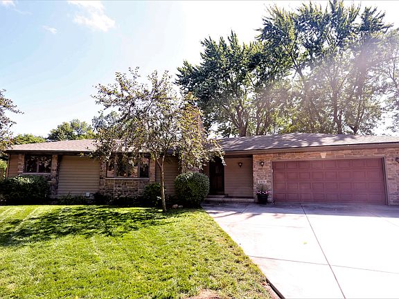 Street view, cul-de-sac lot