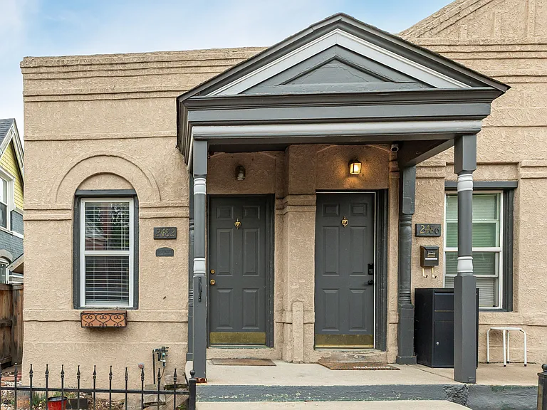 2482 W Argyle Pl — Photo 2