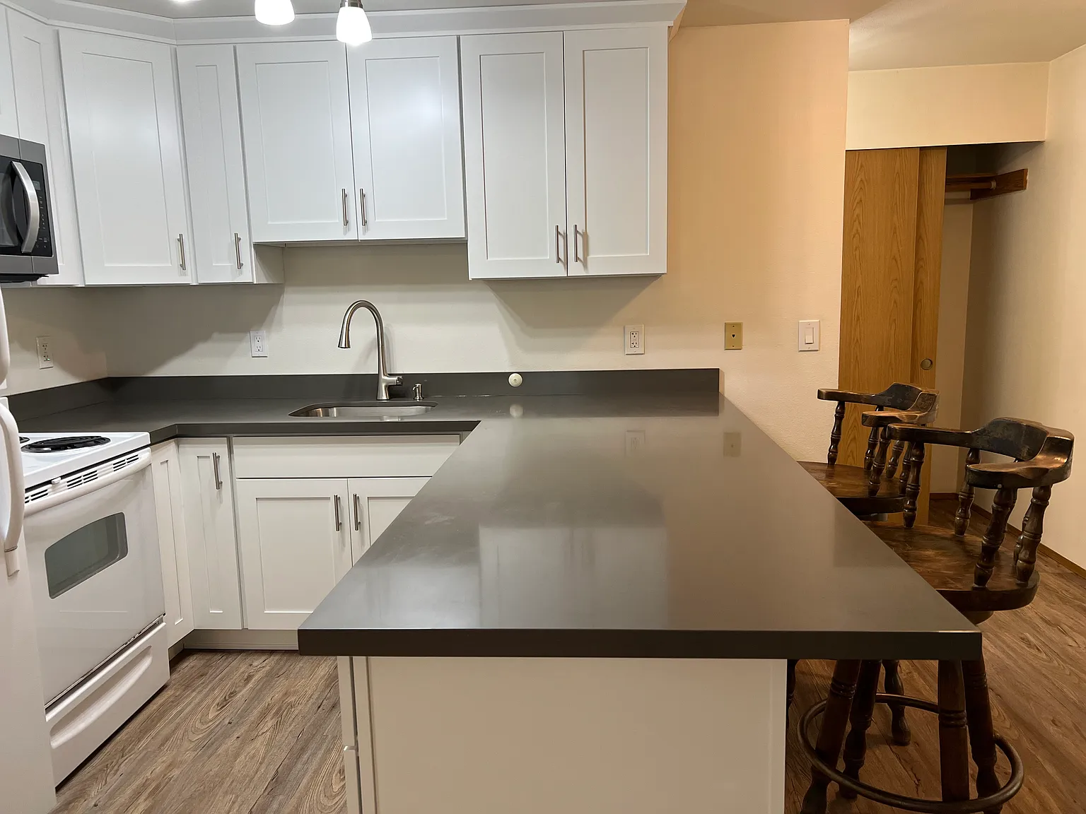 2 bed, 690 sqft, $1,950 — Photo 1