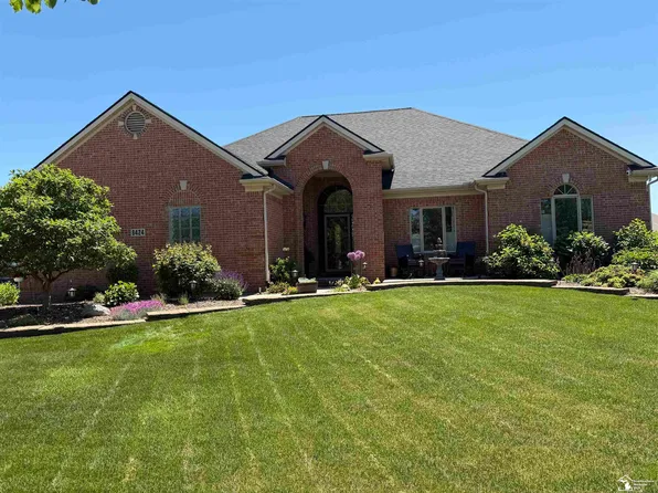 8424 Eagle Pointe Dr, Newport, MI 48166