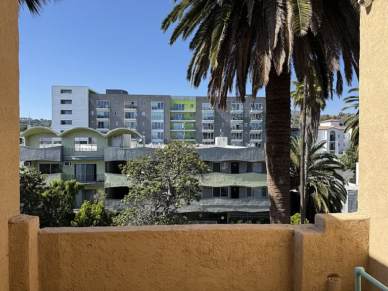 Carlton Way Apartments — Photo 1