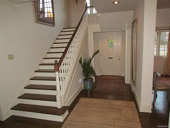 2nd image of 716 Thorn Pl
