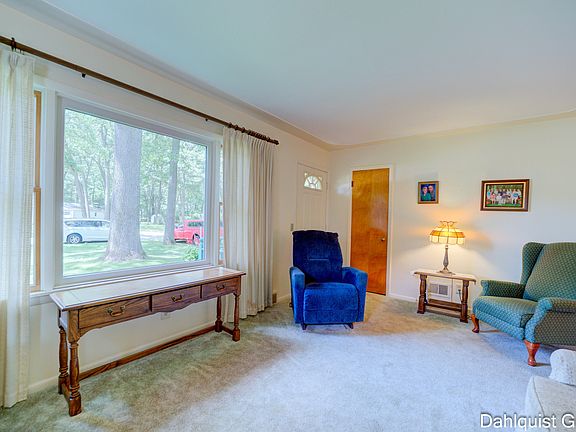 4th image of 1466 Linden St