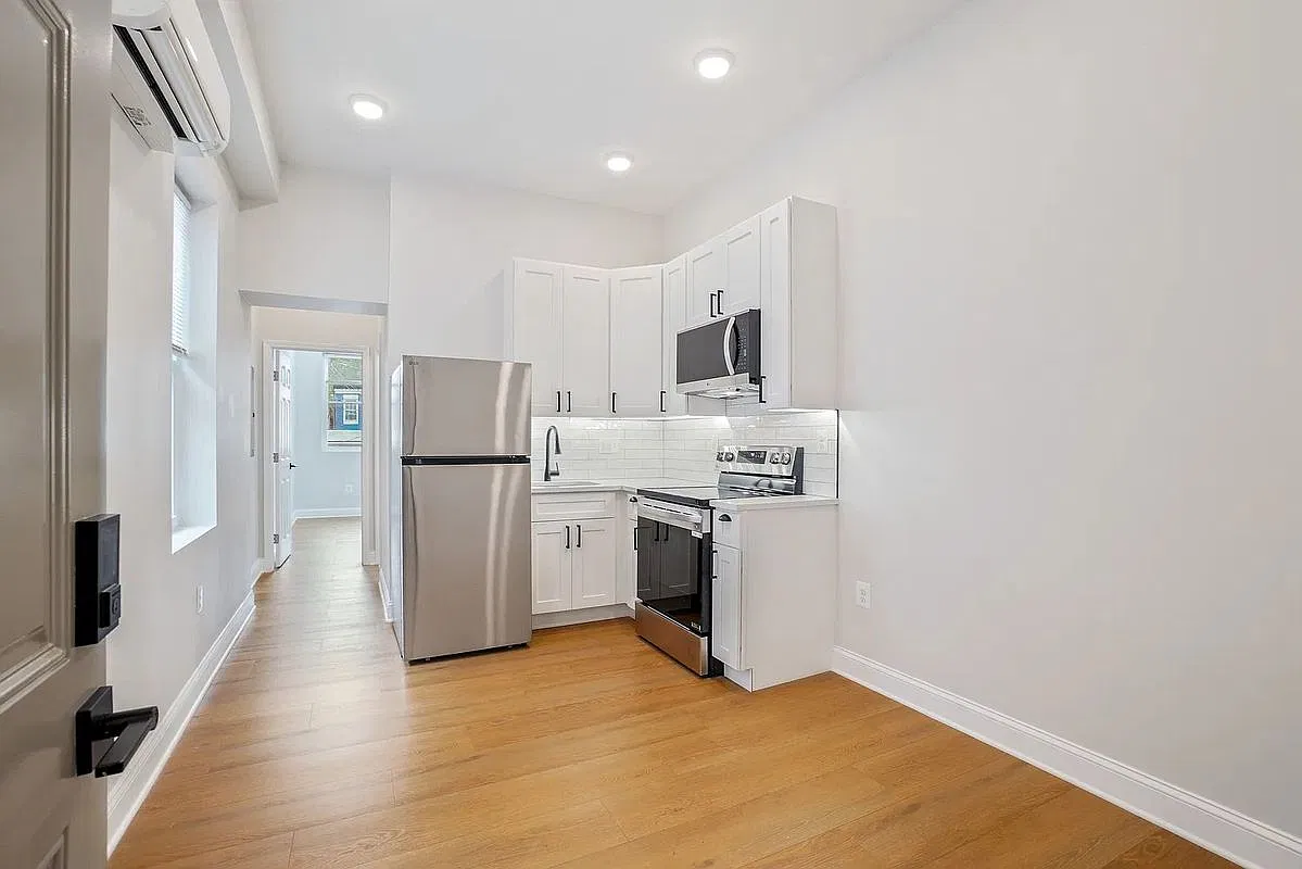 1 bed, 1.0 bath, 335 sqft, $1,300 — Photo 1