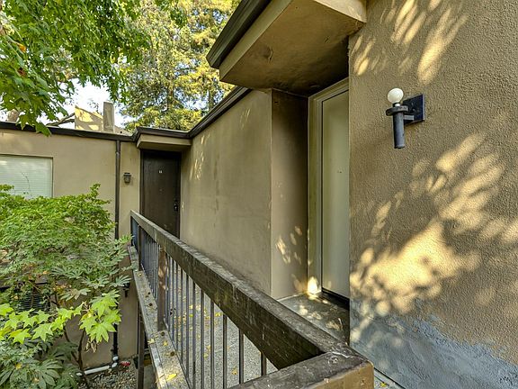 4th image of 877 Woodside Ln E Unit 10