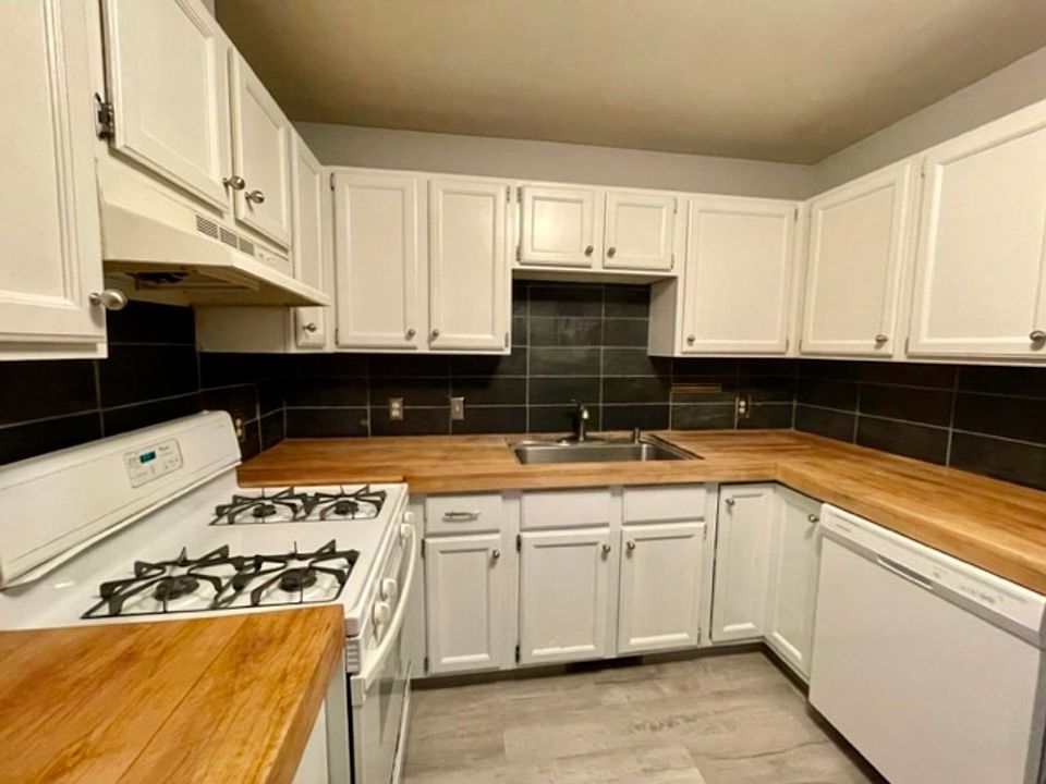 1st image of 2121 Leonard St NE #2121