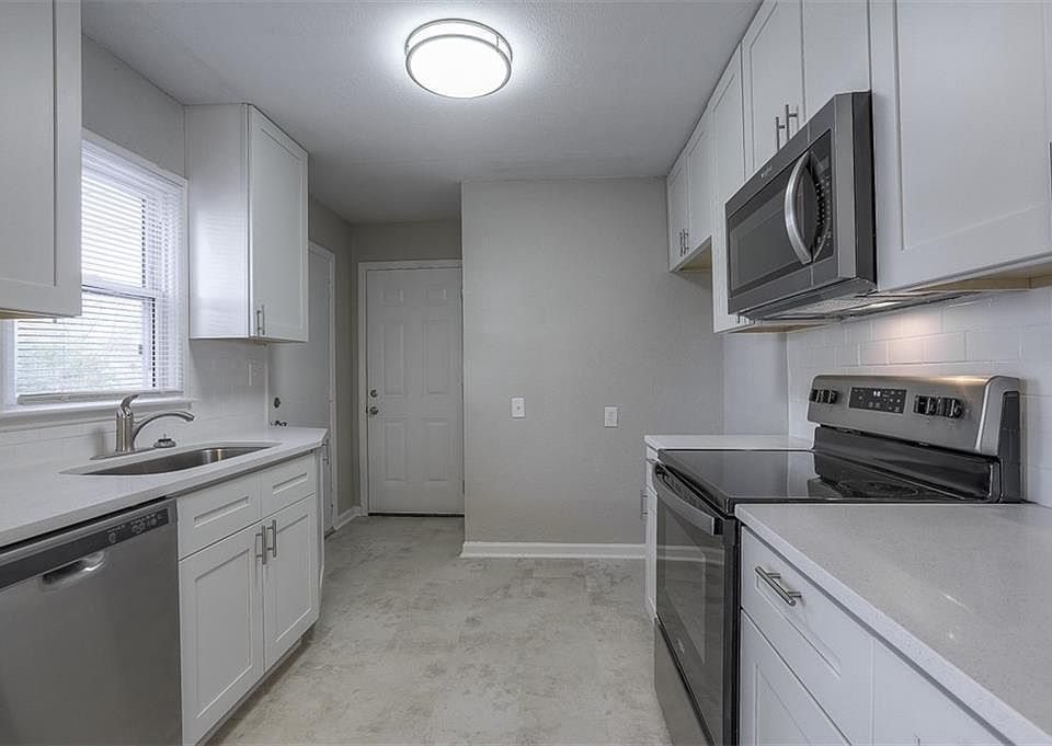 1st image of 612 W 87th Ter