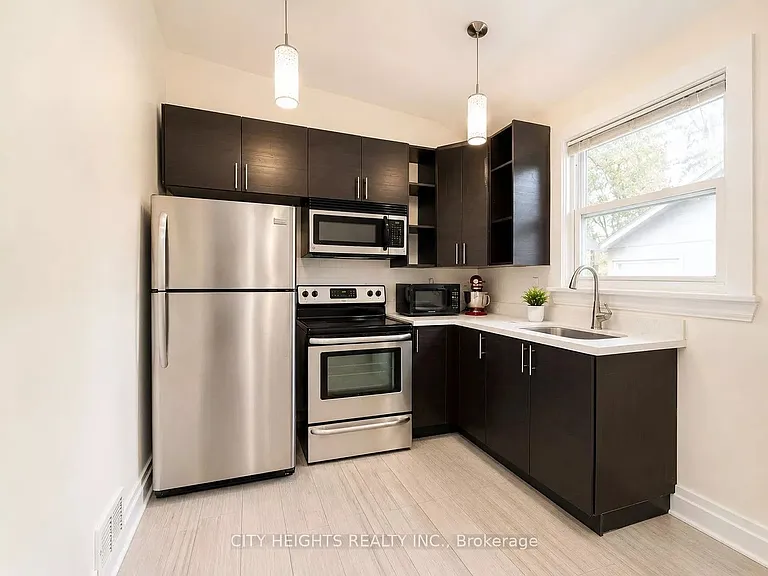 1561 Hurontario St — Photo 18