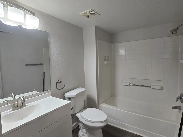 Las Lomas Apartments — Photo 9