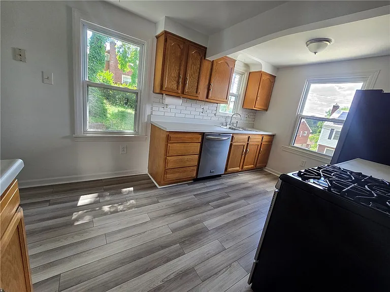 325 Outlook St — Photo 14