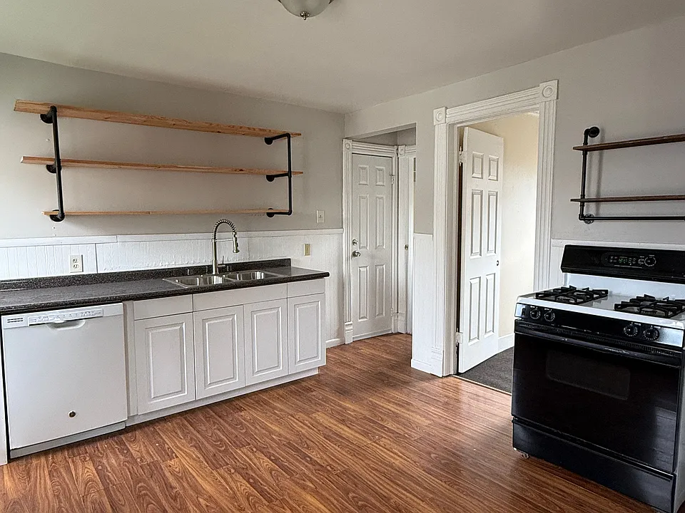 137 Vincennes St #2