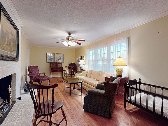 3rd image of 2619 Pinoak Dr
