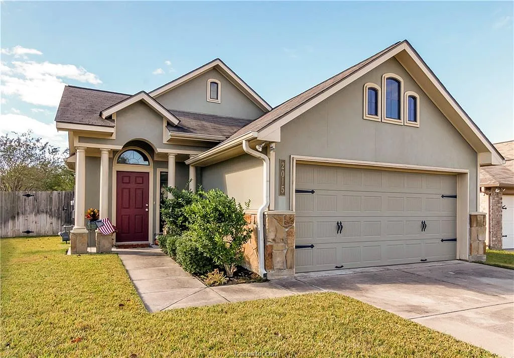 3 bed, 1190 sqft, $1,900 — Photo 1