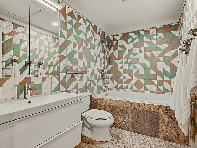 #GuardianRealty 3007 La Mesa Dr 1 story mid-centry modern henderson rental home luxury guest bath_07102026