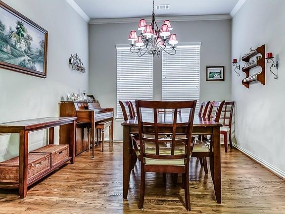 3rd image of 805 Lovebird Ln