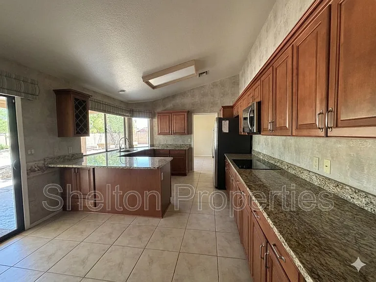 9418 W Tonto Ln — Photo 1