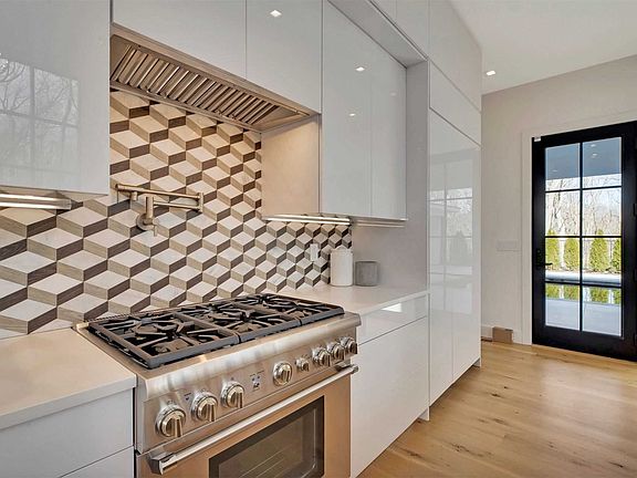 3rd image of 2 Bayview Ave